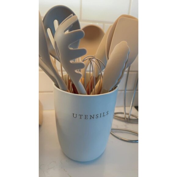 8-Piece Kitchen Set with Natural Acacia Wooden Handles Khaki Grade Silicone - Picture 4 of 13